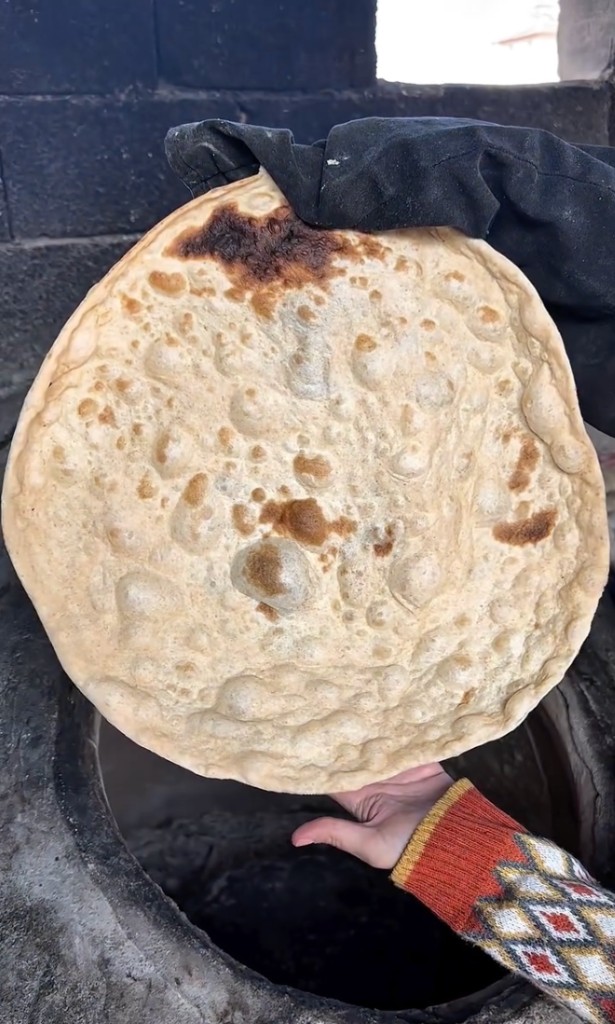 Tandırdan yeni çıkmış sıcak tandır ekmeği